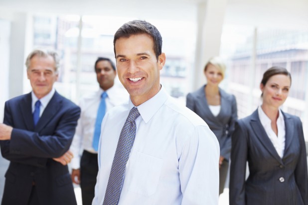 Business-executive-with-team-
